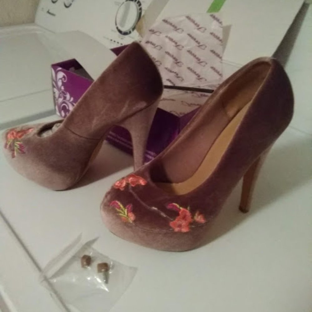 Forever Women's Shoes Pumps Size 6. New